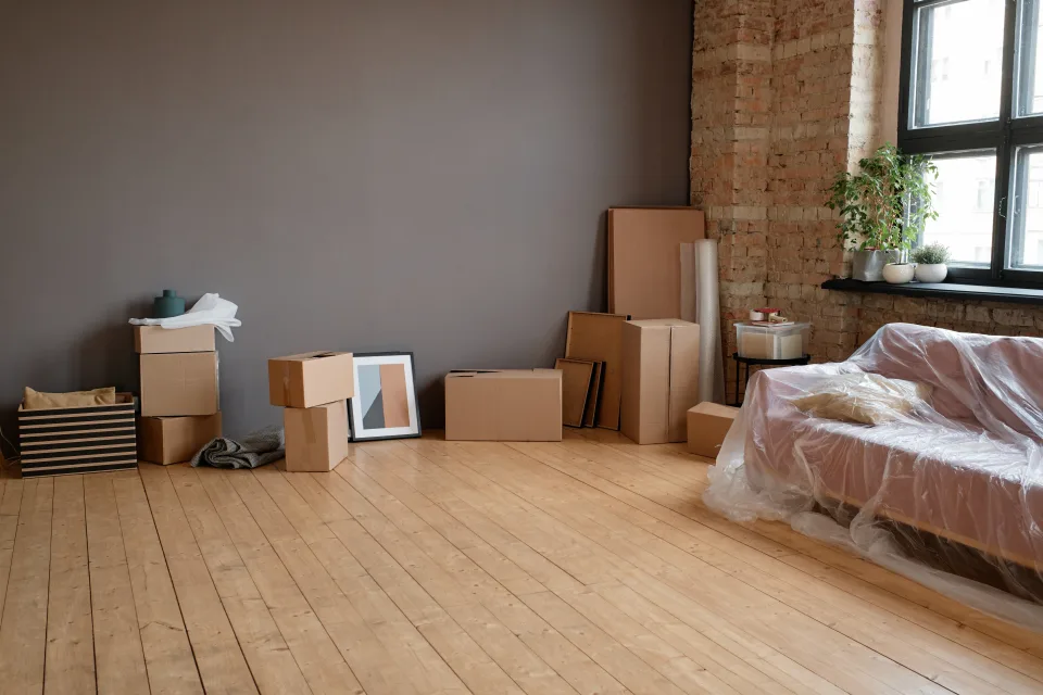 Olimpia cleaners wiping walls and baseboards in an empty room before move-in